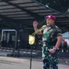 Komandan Korps Marinir (Dankormar) Mayjen TNI (Mar) Endi Supardi saat memimpin apel pasukan di Lapangan Apel B