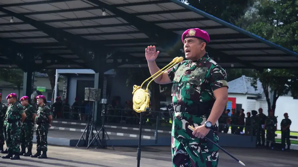Komandan Korps Marinir (Dankormar) Mayjen TNI (Mar) Endi Supardi saat memimpin apel pasukan di Lapangan Apel B
