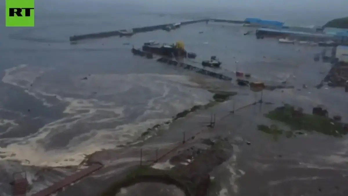 Tangkapan layar dari video yang menampilkan tsunami menerjang garis pantai Severo-Kurilsk, Rusia, setelah gemp