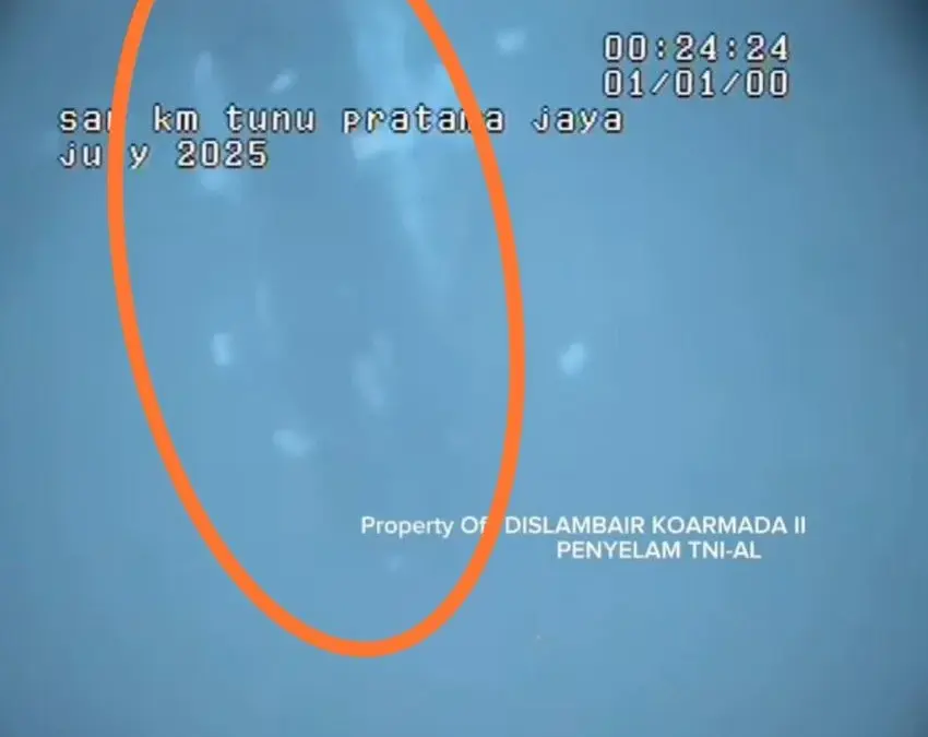 Bangkai KMP Tunu Pratama Jaya yang tenggelam di Selat Bali.