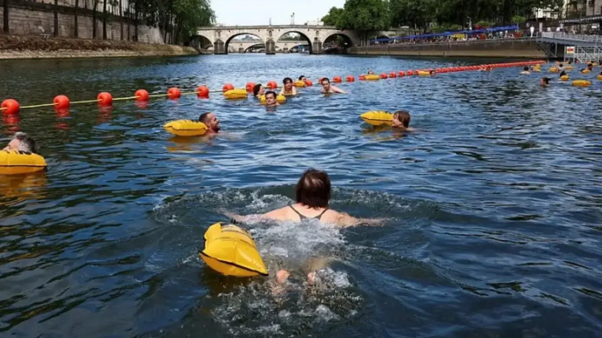 Orang-orang berenang di Sungai Seine di lokasi Bras Marie, yang dibuka untuk perenang untuk menandai sesi pema