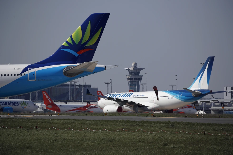 Ilustrasi: Sejumlah pesawat di landasan pacu bandara internasional Orly, selatan Paris, Rabu, 1 April 2020. (F