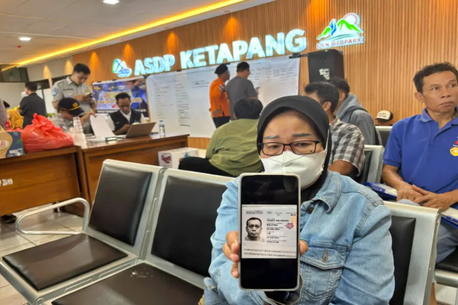 atini (60), warga Desa Yosomulyo, Kecamatan Gambiran, yang kehilangan kabar sang suami tercinta, Fauzey Bin Aw