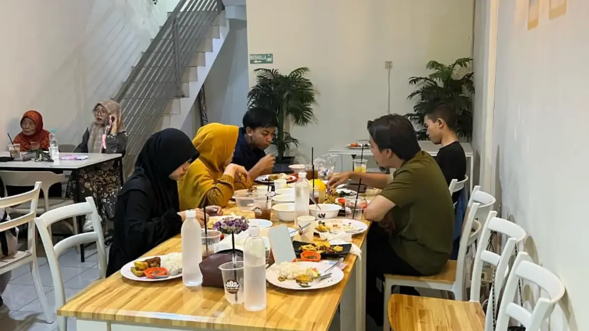 Rumah Makan Ayam Goreng Tulang Lunak Pawon Drajat Cirebon, Tulangnya Bisa Dimakan Bareng Sambal Ijo Nusantara Pawon Drajat