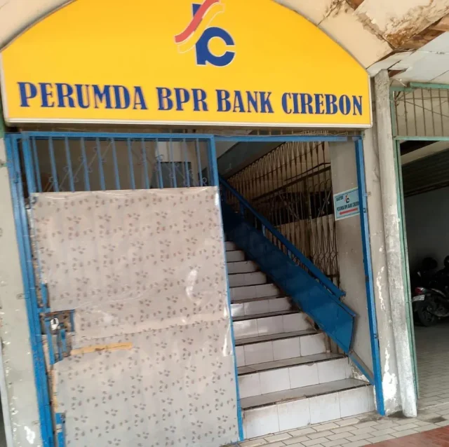 Kejaksaan selama dua hari melakukan penggeledahan di BPR Bank Cirebon dalam upaya penyelidikan kasus dugaan kr