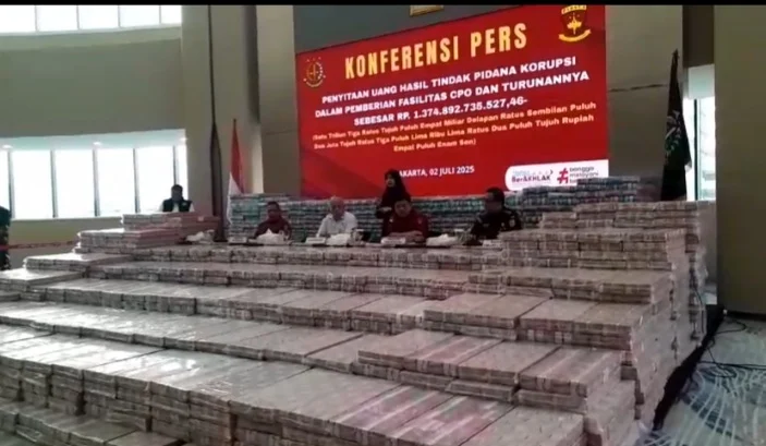 Kejaksaan Agung menunjukan uang sitaan sebesar Rp1,3 triliun yang mereka sita dari Musim Mas Group dan Permata