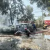 Petugas Damkar nampak melakukan pendinginan tiga unit mobil yang terbakar di halaman sebuah mesjid di Cirebon