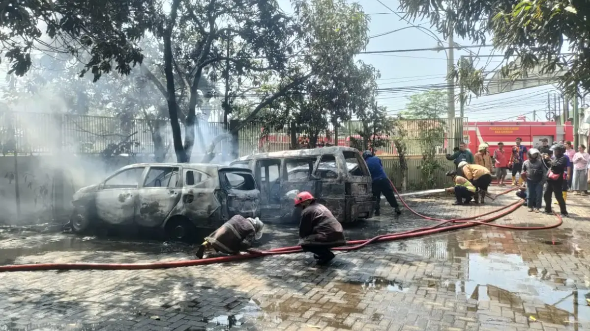 Parkir di Masjid, 3 Unit Kendaraan Ludes Terbakar di Kawasan Kedawung Petugas Damkar nampak melakukan pendinginan tiga unit mobil yang terbakar di halaman sebuah mesjid di Cirebon