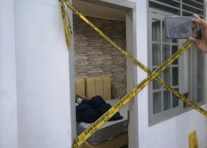 Kondisi kematian korban yang tidak wajar membuat banyak pihak berspekulasi bahwa Arya Daru menjadi korban pemb