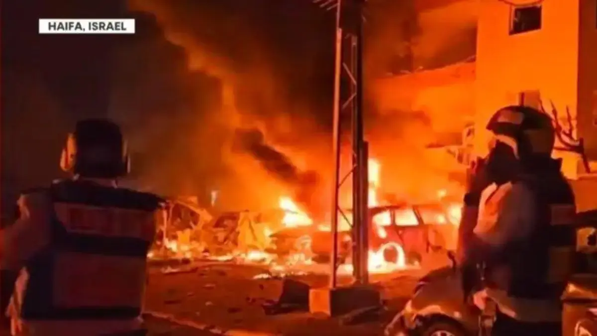 Iran melancarkan serangan terhadap Kota Haifa, Israel, pada Minggu (15/6/2025) malam. Serangan itu memicu koba