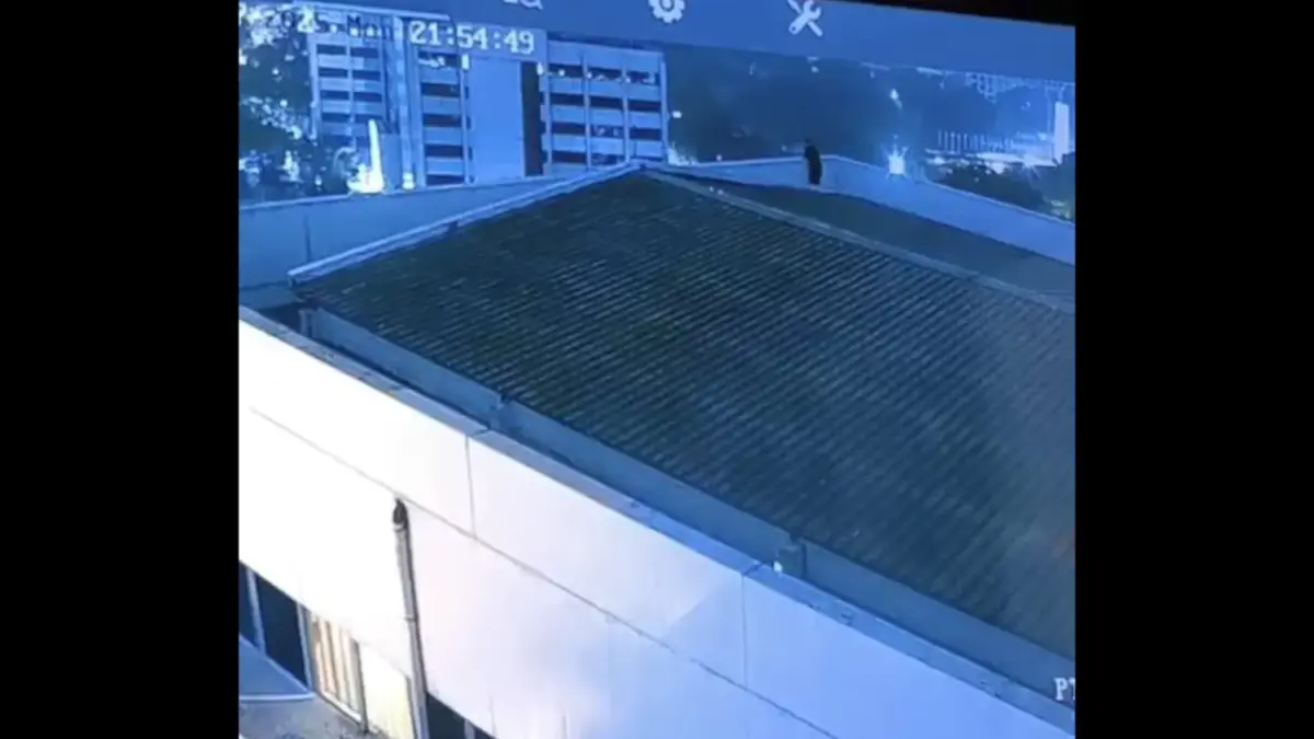 Isi Email 2021 yang Dikirimkan Diplomat Muda Arya Daru ke Badan Amal: Ketika Lihat Gedung Tinggi Ingin Loncat Arya Daru Pangayunan saat berada di Rooftop gedung Kementerian Luar Negeri sebelum ditemukan tewas di kamar ko