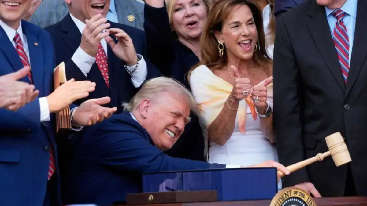 Presiden AS Donald Trump mengetuk palu setelah menandatangani rancangan undang-undang One Big Beautiful Bill m