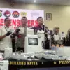 Petugas menunjukkan barang bukti cairan vape mengandung etomidate hasil pengungkapan sindikat narkoba internas