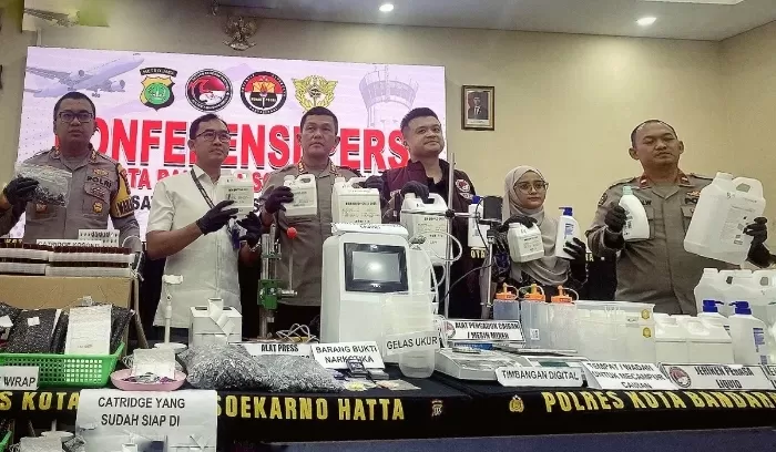 Petugas menunjukkan barang bukti cairan vape mengandung etomidate hasil pengungkapan sindikat narkoba internas