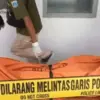 Petugas kepolisian mengevakuasi jenazah Arya Daru Pangayunan dari kamar kos di kawasan Menteng, Jakarta Pusat,