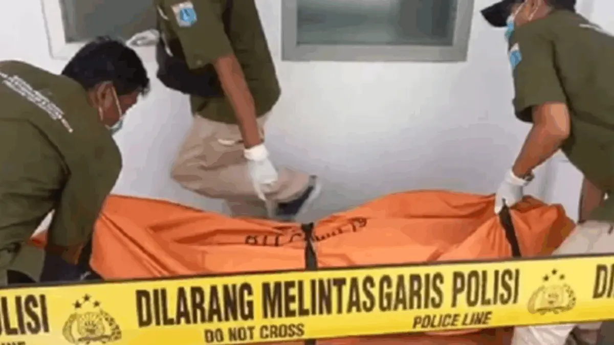 Petugas kepolisian mengevakuasi jenazah Arya Daru Pangayunan dari kamar kos di kawasan Menteng, Jakarta Pusat,