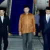 Perdana Menteri (PM) Malaysia Anwar Ibrahim (tengah) tiba di Pangkalan Udara TNI AU (Lanud) Halim Perdanakusum
