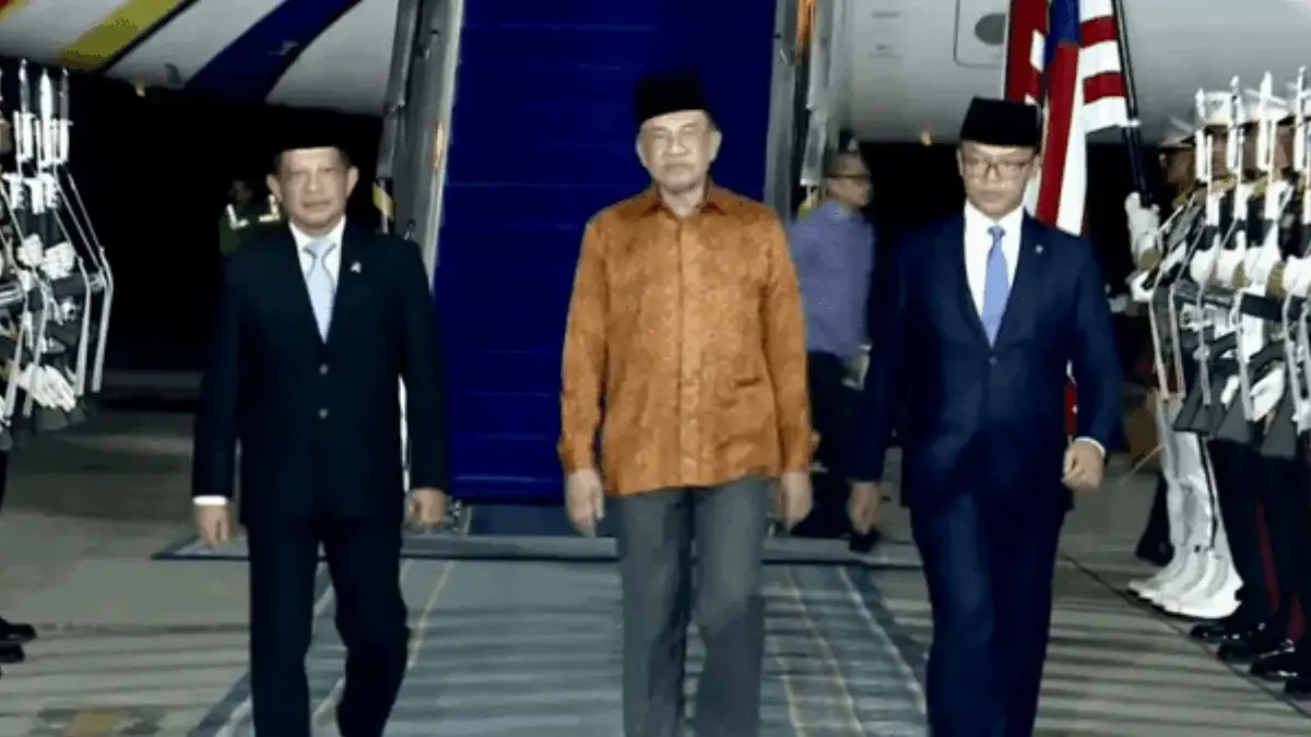 Perdana Menteri (PM) Malaysia Anwar Ibrahim (tengah) tiba di Pangkalan Udara TNI AU (Lanud) Halim Perdanakusum