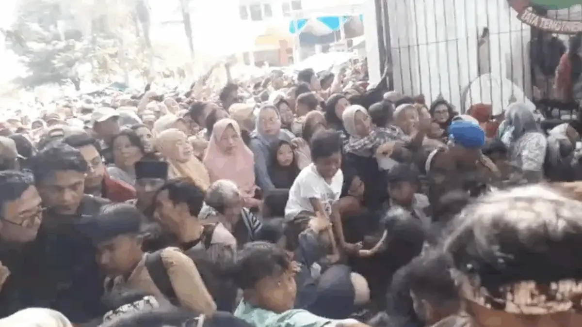 Suasana warga berdesakan saat pesta rakyat pernikahan anak Gubernur Jawa Barat, Dedi Mulyadi. (Tangkapan layar