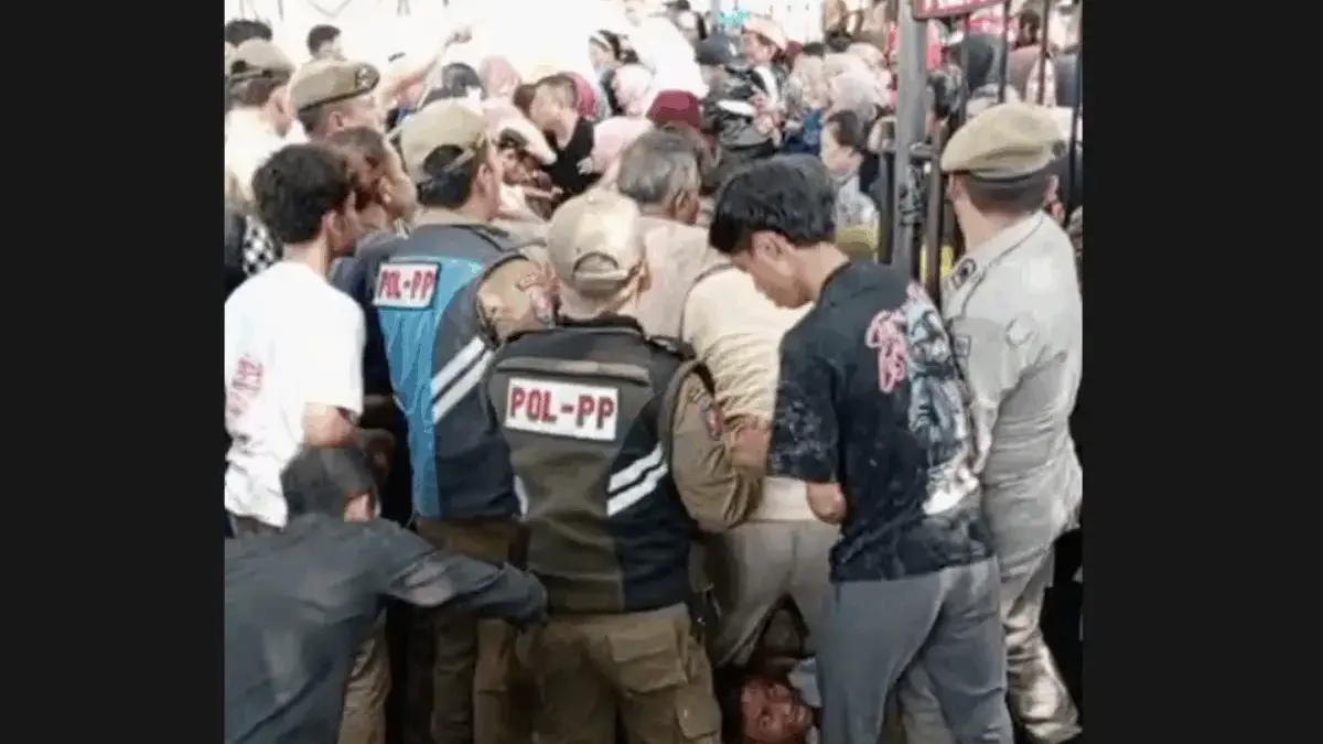 Suasana warga berdesakan saat pesta rakyat pernikahan anak Gubernur Jawa Barat, Dedi Mulyadi. (Tangkapan layar