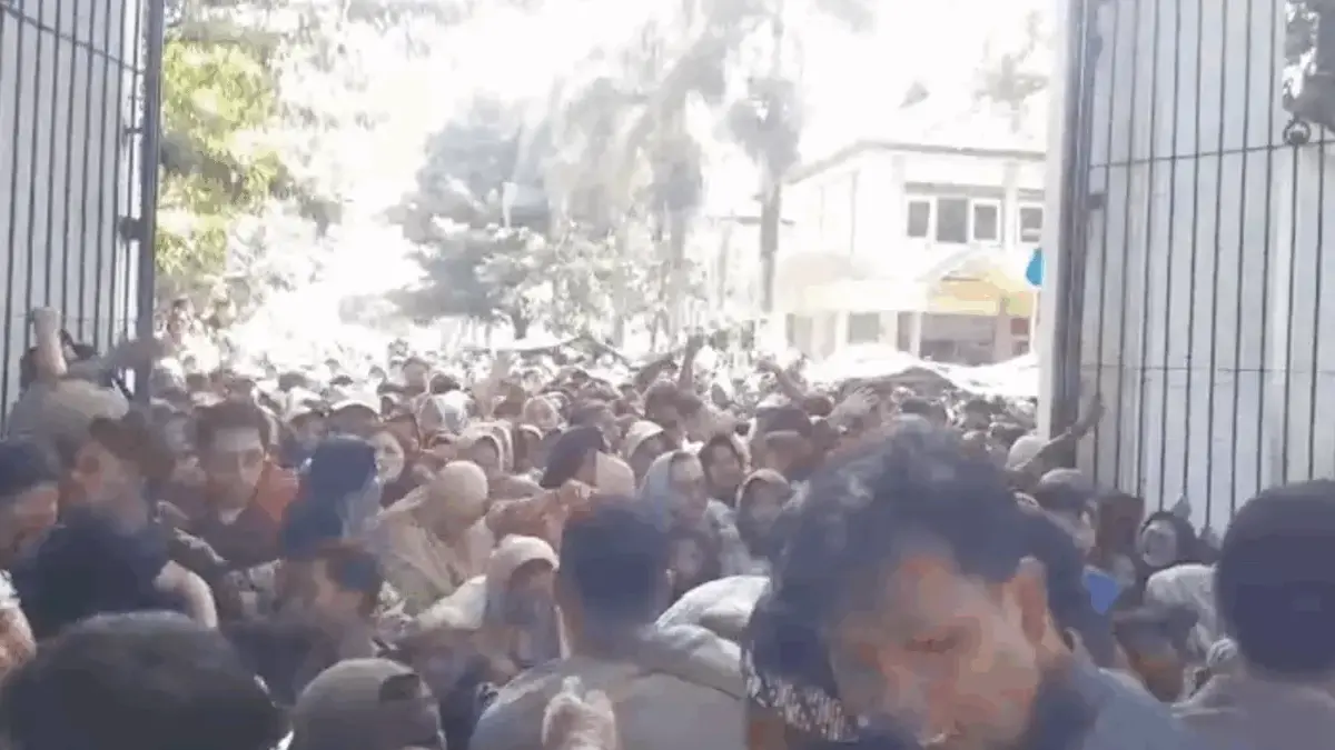 Suasana warga berdesakan saat pesta rakyat pernikahan anak Gubernur Jawa Barat, Dedi Mulyadi. (Tangkapan layar