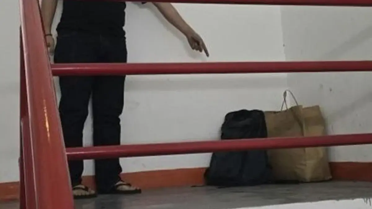 Kenapa Diplomat Muda Arya Daru Tinggalkan Tas Isi Laptop dan Baju Baru di Rooftop Gedung Kemlu? Barang milik diplomat Kemlu Arya Daru ditemukan di tangga darurat rooftop Kemlu/Ist