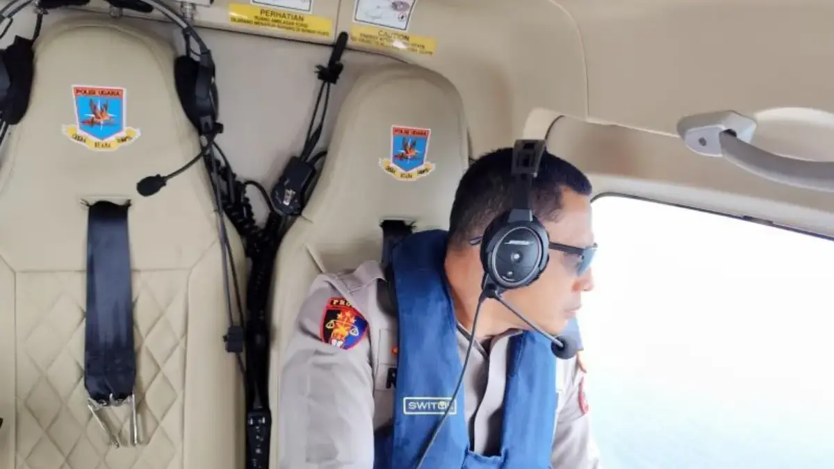 Tim SAR gabungan melakukan pencarian korban kapal tenggelam KMP Tunu Pratama Jaya melalui jalur udara di Selat