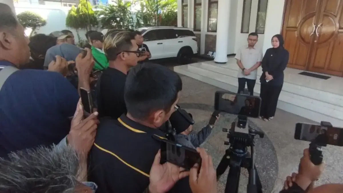 Wakil Bupati Garut Luthfianisa Putri Karlina (kanan) bersama suaminya Maula Akbar putra Gubernur Jawa Barat De