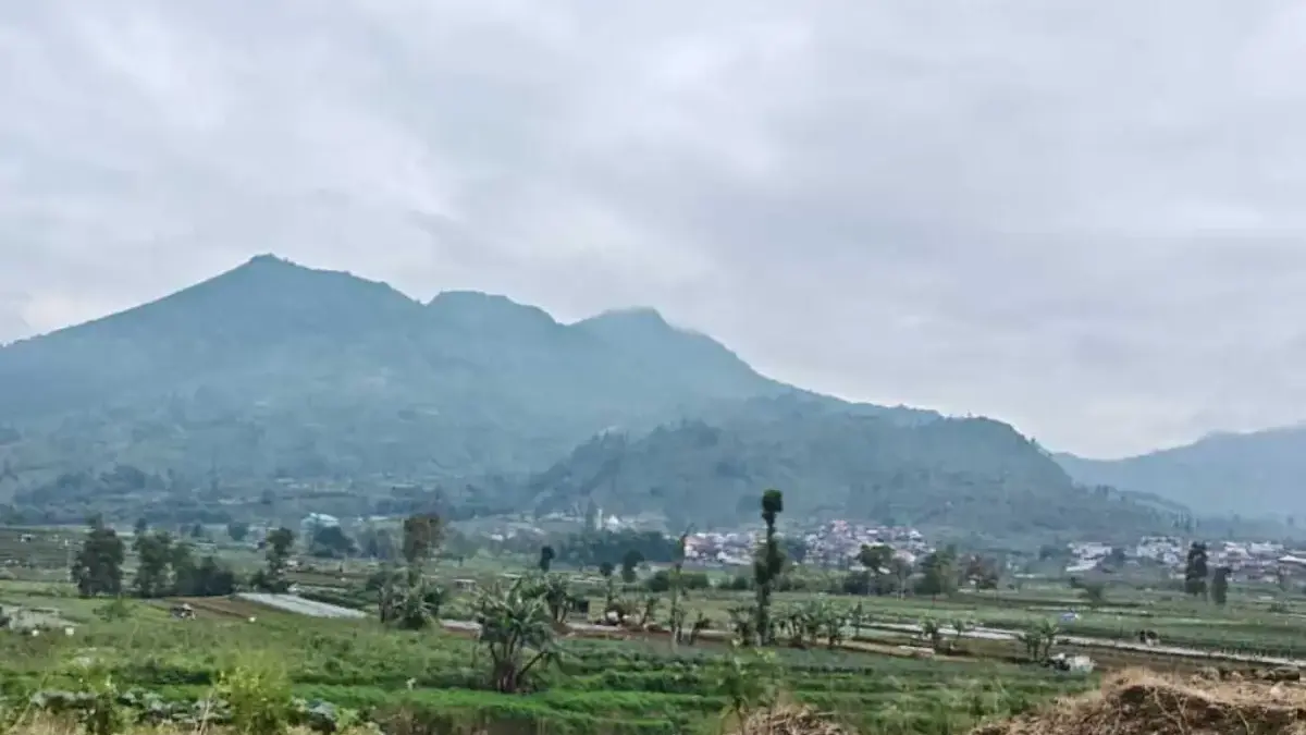 Pemandangan pegunungan di Dataran Tinggi Dieng, Jawa Tengah. (Foto: Bintang)