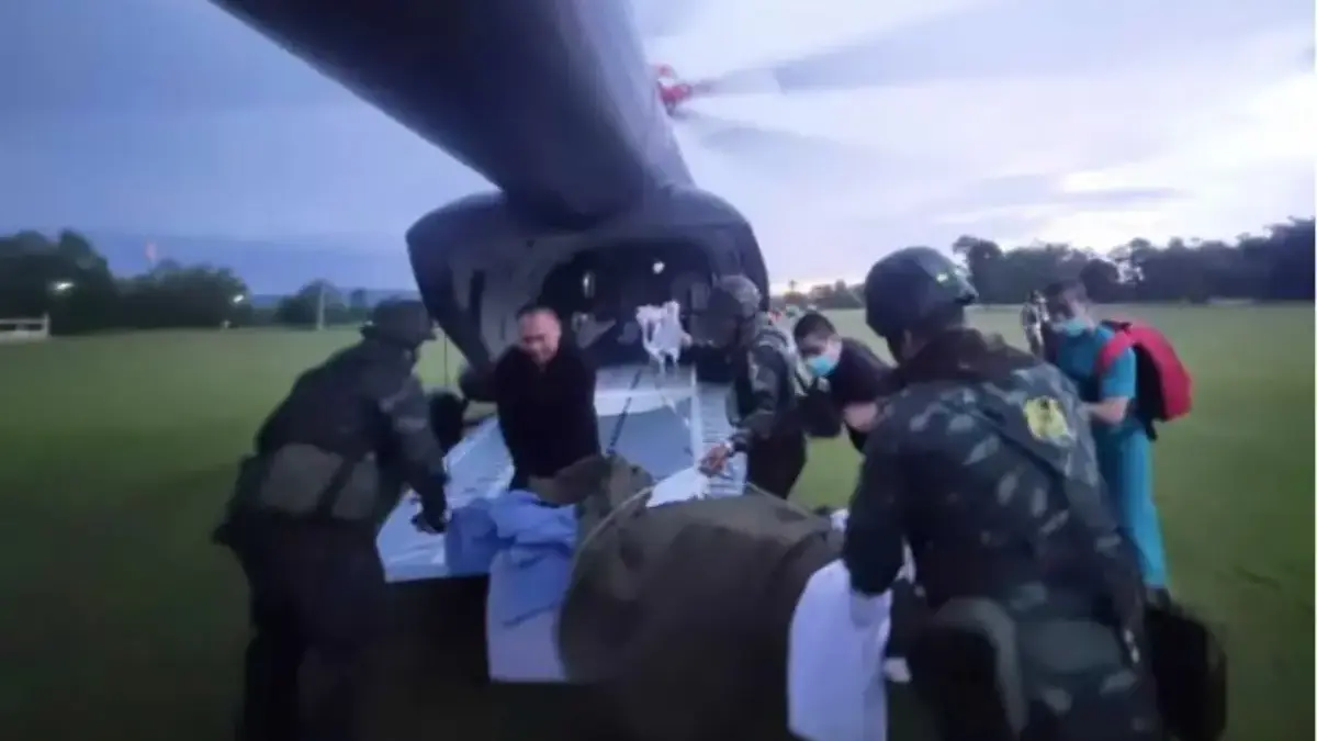 Pasukan Thailand lakukan evakuasi terhadap korban baku tembak. Foto: Royal Thai Army