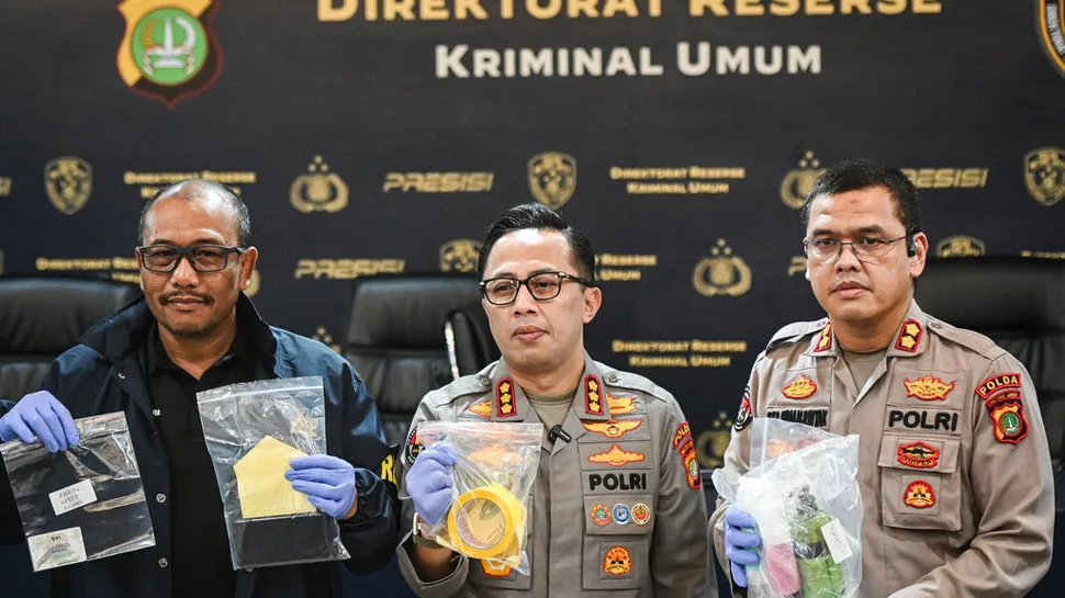 Dirreskrimum Polda Metro Jaya Kombes Pol Wira Satya (kiri) bersama Kabid Humas Polda Metro Jaya Kombes Pol Ade