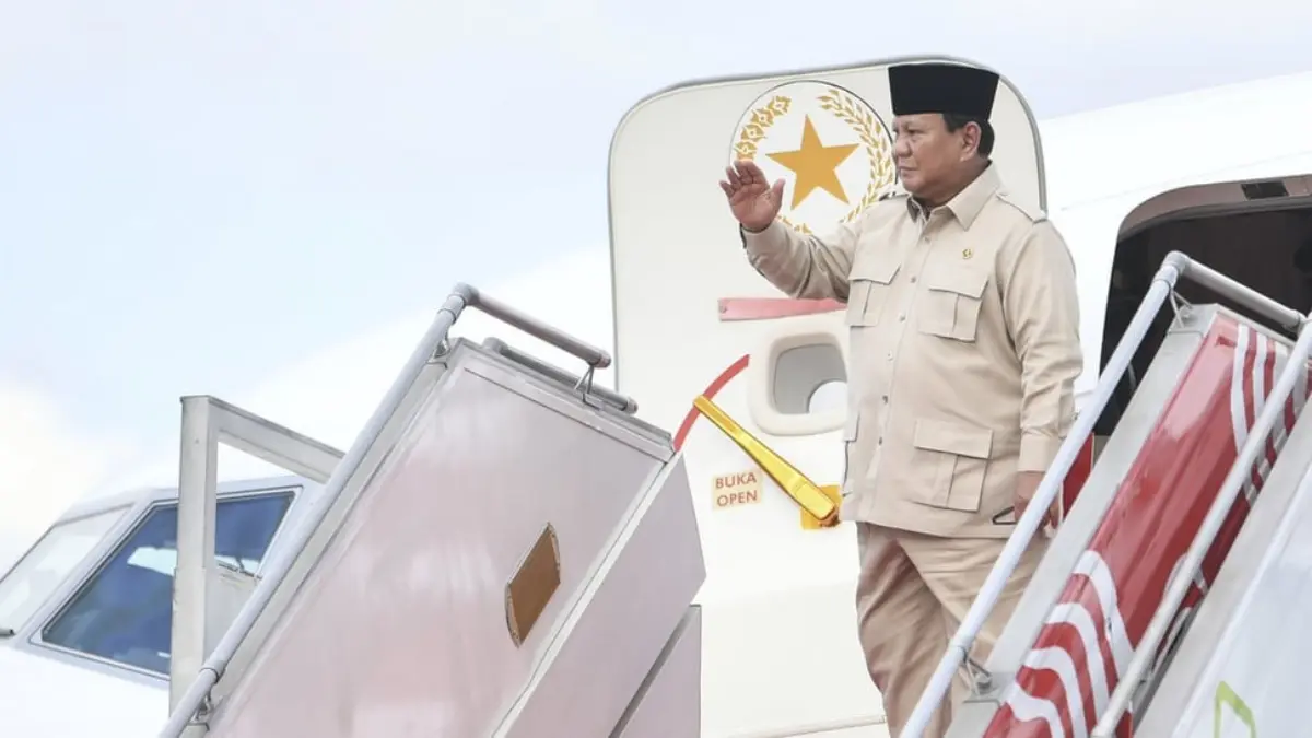 Presiden Prabowo Subianto melambaikan tangan saat menaiki Pesawat Kepresidenan PK-GRD untuk bertolak ke Arab S
