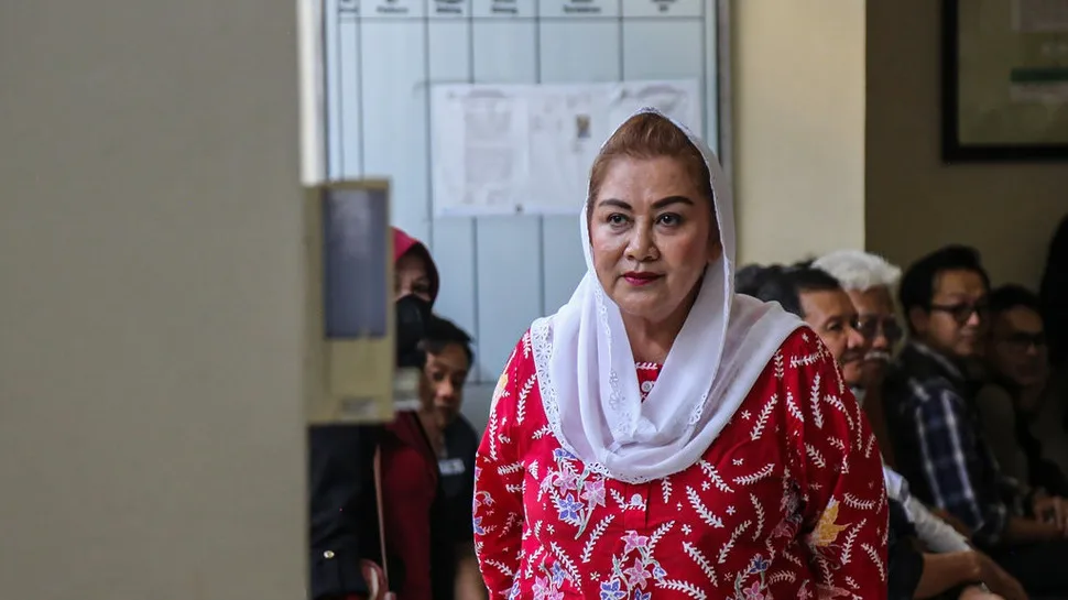 Terdakwa kasus dugaan korupsi pengadaan barang dan jasa tahun 2023-2024 Hevearita Gunaryanti Rahayu bersiap me