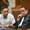 Terdakwa kasus dugaan korupsi impor gula, Thomas Trikasih Lembong atau Tom Lembong (kiri) dan salah satu kuasa