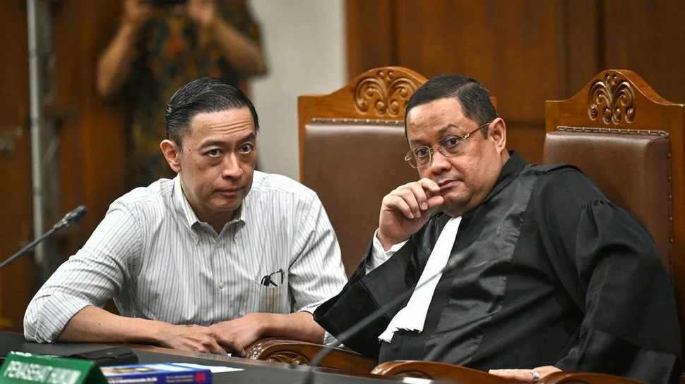 Terdakwa kasus dugaan korupsi impor gula, Thomas Trikasih Lembong atau Tom Lembong (kiri) dan salah satu kuasa