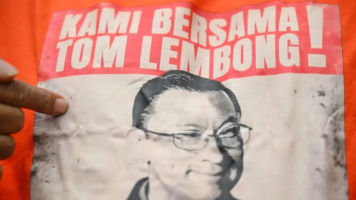 Pengunjung mengenakan kaos dukungan untuk terdakwa kasus dugaan korupsi impor gula, Thomas Trikasih Lembong at