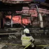 Petugas pemadam kebakaran memadamkan api di Pasar Taman Puring, Jakarta Selatan. (Dok Pemprov DKI)