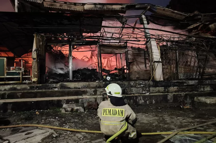Petugas pemadam kebakaran memadamkan api di Pasar Taman Puring, Jakarta Selatan. (Dok Pemprov DKI)