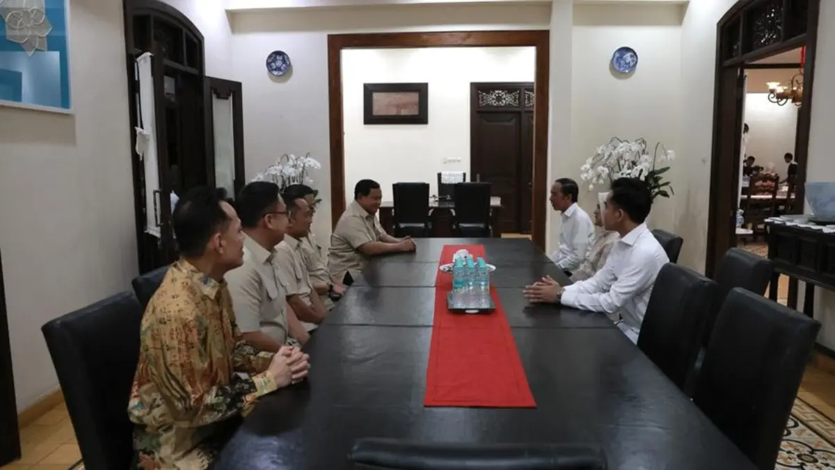 Suasana pertemuan Presiden Prabowo Subianto dan Presiden ke-7 RI Joko Widodo di Sumber, Solo, Jawa Tengah, Min