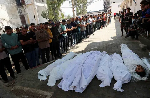 Warga menangis jelang pemakaman warga Gaza yang tewas akibat serangan udara Israel di rumah sakit Al-Shifa, Ga