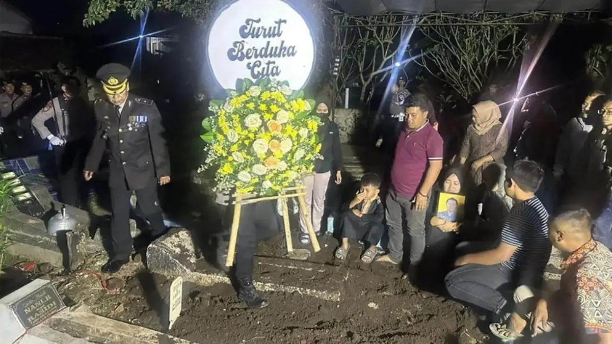 Sejumlah warga dan anggota Polri menghadiri pemakaman Bripka Cecep Saepul Bahri yang gugur saat bertugas penga