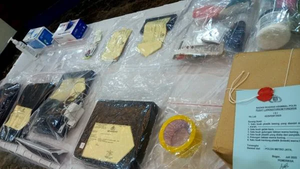 103 Barbuk dari Penyelidikan Kasus Dugaan Kematian Diplomat Muda Kemlu Sejumlah barang milik mendiang diplomat muda sekaligus staf Kementerian Luar Negeri (Kemlu), Arya Daru Pangayu