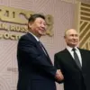 Presiden Rusia Vladimir Putin dan Presiden China Xi Jinping berjabat tangan di sela-sela pertemua puncak BRICS