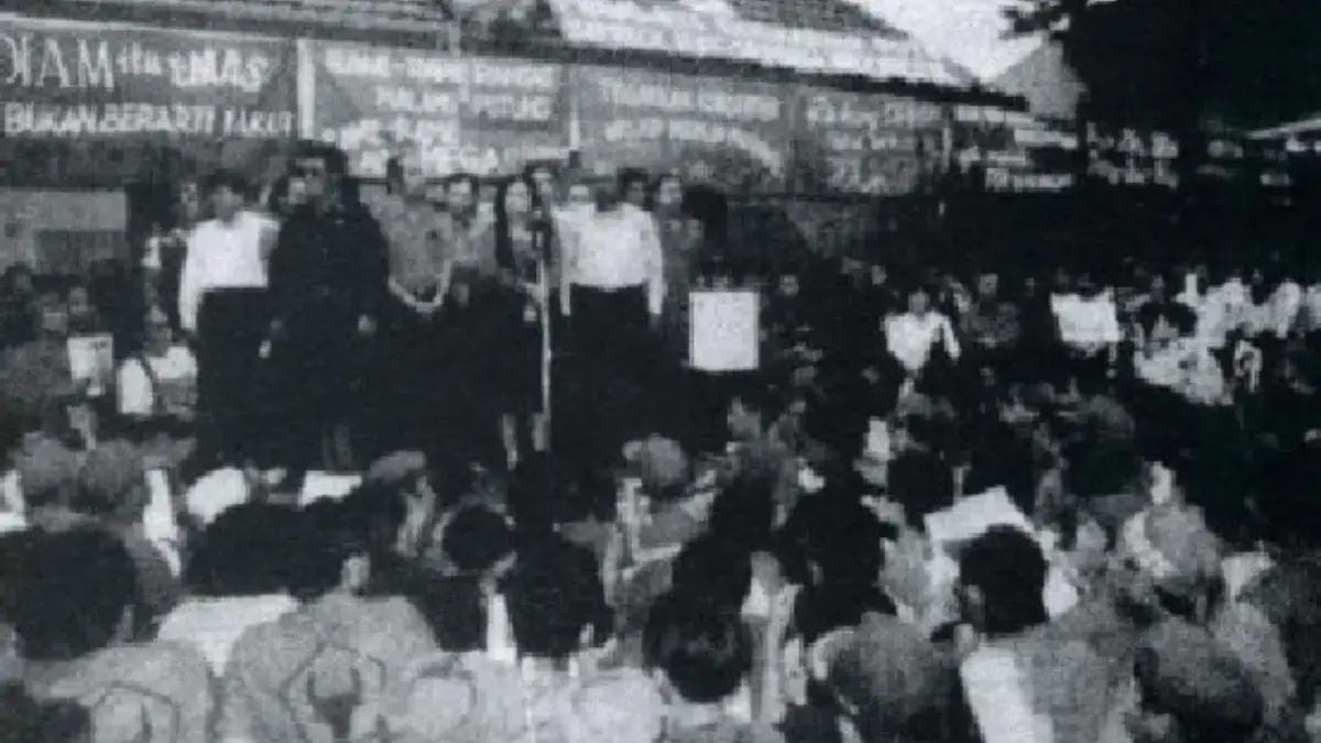 Sejumlah orasi di depan kantor DPP PDI di Jl Diponegoro Jakarta sebelum kemudian diserbu tentara (ARNI)