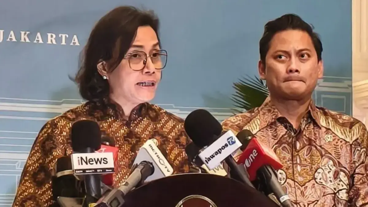 Menteri Keuangan (Menkeu), Sri Mulyani bersama Wakil Menteri Keuanan (Wamenkeu) Thomas Djiwandono di kompleks