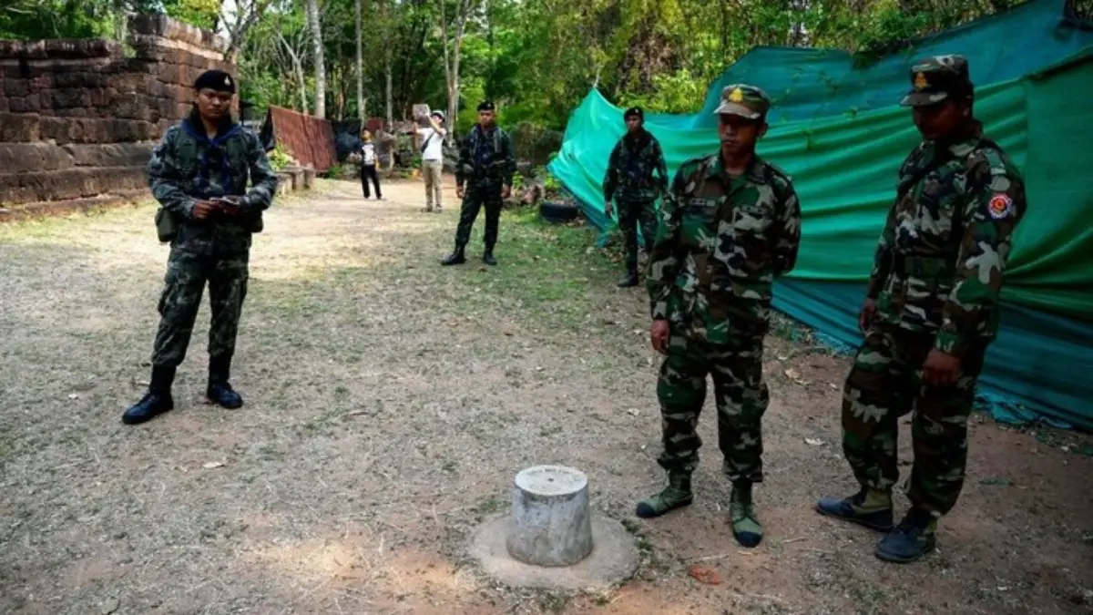 Tentara Kamboja dan Thailand berjaga di area perbatasan yang disengketakan (dok. AFP/TANG CHHIN SOTHY)