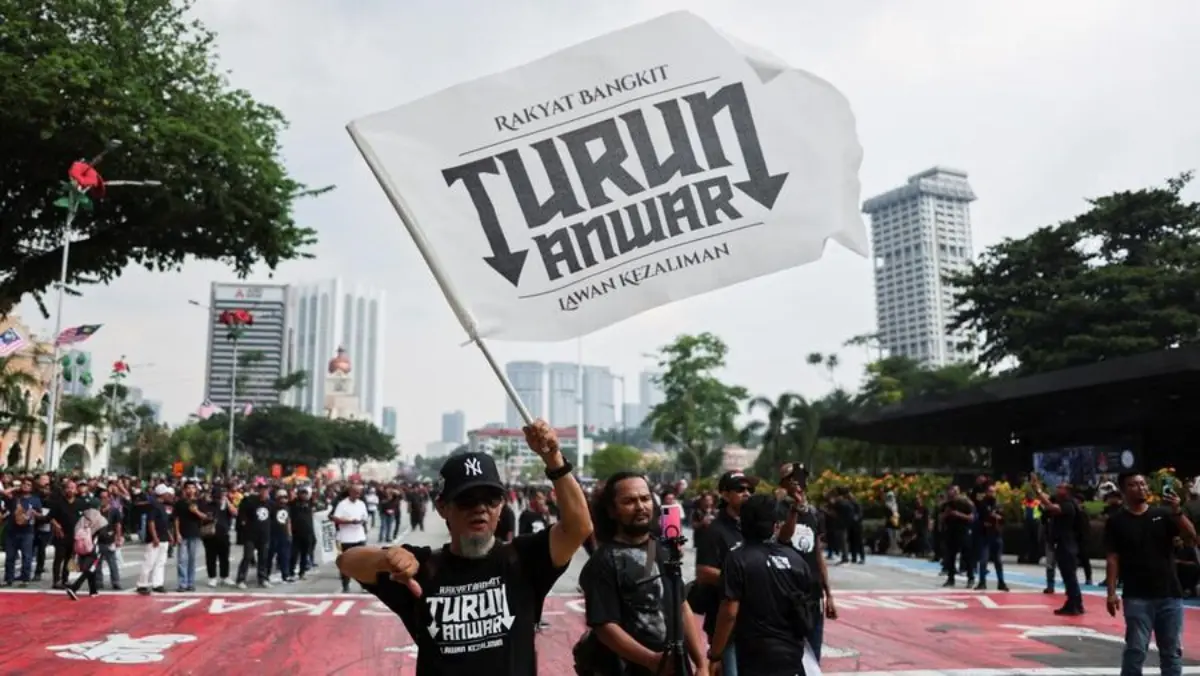 Para demonstran berkumpul di berbagai titik di sekitar pusat kota Kuala Lumpur. (REUTERS/Hasnoor Hussain)
