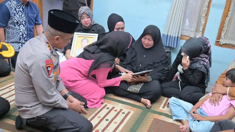 Kapolda Jabar Irjen Rudi Setiawan S.I.K., S.H., M.H melayat Ke Rumah Duka Bripka Cecep di Perum Guntur Residen