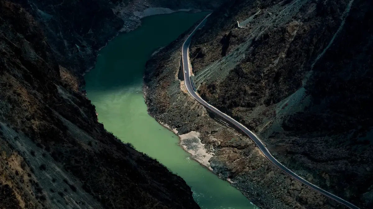 Sungai Yarlung Zangbo mengalir sepanjang 1.125 kilometer (699 mil) di sepanjang Daerah Otonomi Tibet, Tiongkok