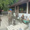 Satpol PP Kabupaten Cirebon menertibkan pengemis paksa dengan modus kotak amal di kawasan religi Makam Sunan G